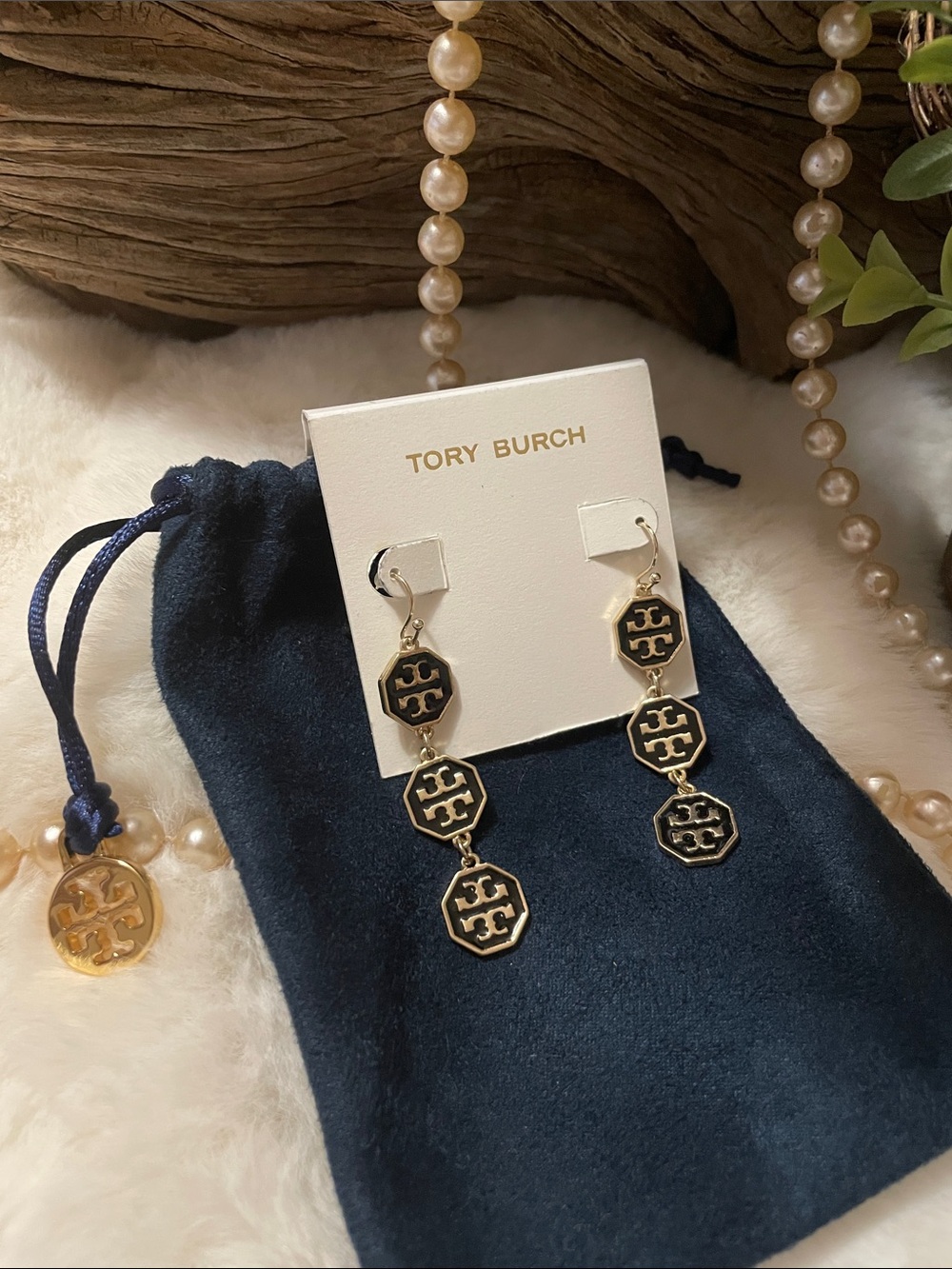 ⚜️Tory Burch Black and Gold Linked Logo Drop Earrings⚜️ - Picture 4 of 8
